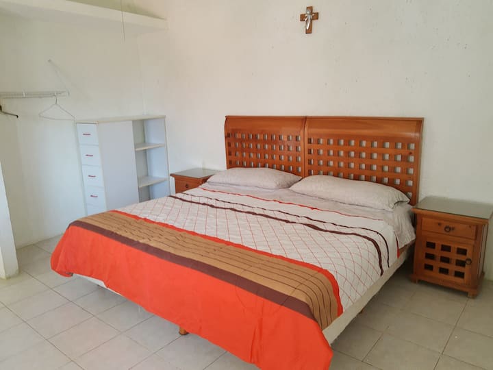 Спална соба бр. 1, брачен кревет (широк 180-220 см) и целосна бања