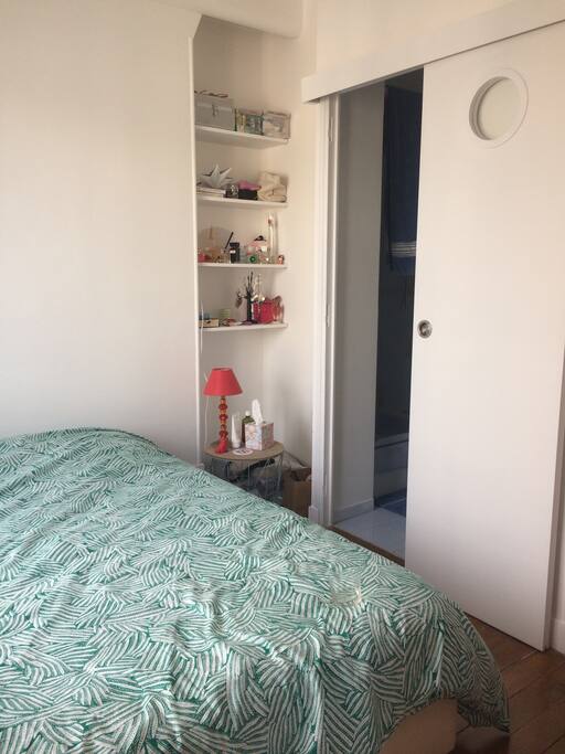 Chambre avec porte sur la salle de douche