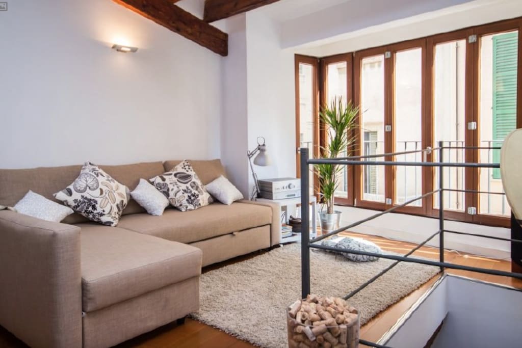Situated in the heart of Palma's vibrant life and located in one of it's most popular area. The apartment offers an excellent base for you to experience the wonderful restaurants, tapas bars and nightlife that Palma de Mallorca offers.