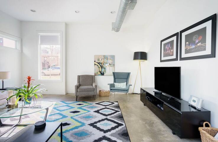 Upmarket Modern. Luxury rooftop house in the Gulch gallery image 3