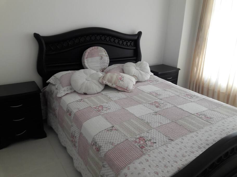 HABITACIÓN PRINCIPAL CON CAMA DOBLE Y AIRE ACONDICIONADO