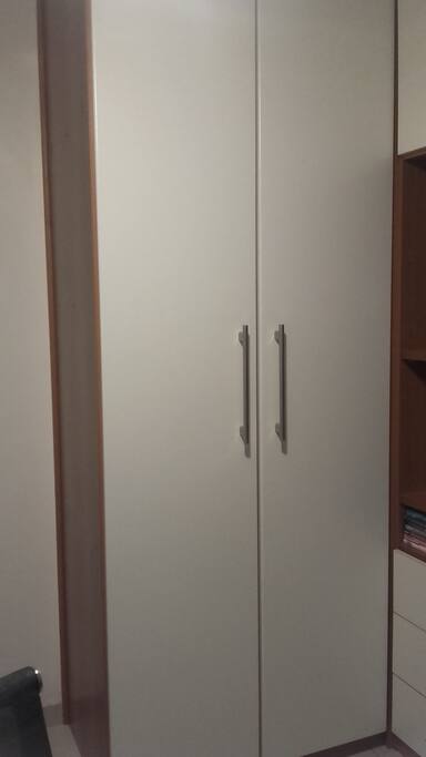 Armário com cabides