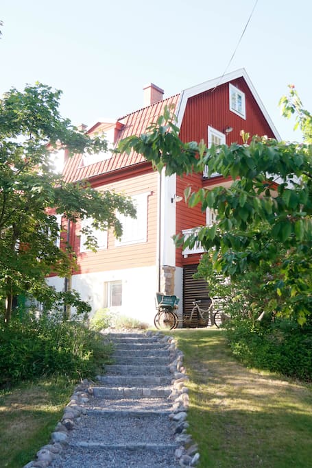 I bottenvåningen ligger lägenheten