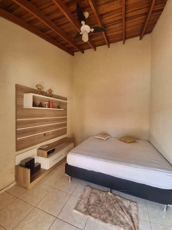 ベッドルーム02ボックスキングサイズベッドと扇風機。 お部屋はバルコニー、屋外バスルームに面しており、屋根付きエリアはありません。