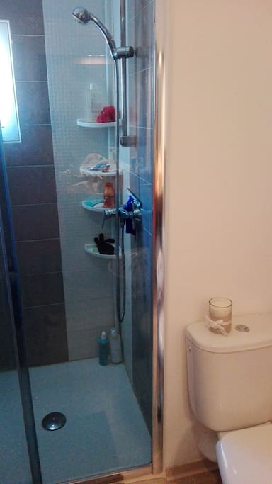 Salle de bain fonctionnelle
Douche italienne
Vasque avec grand miroir
Si souhaité table à langer