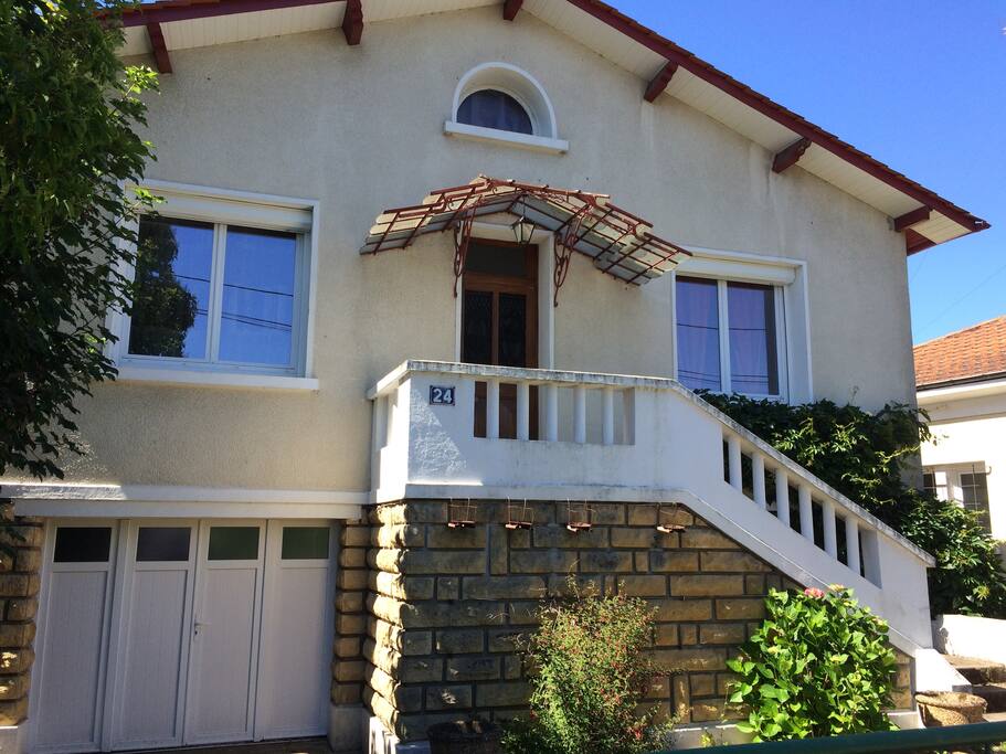 Facade de la maison avec sa jolie marquise!