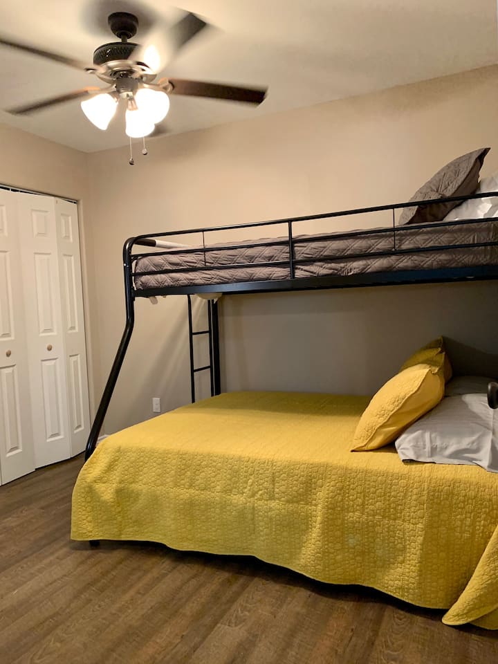 غرفة النوم رقم2: سرير بطابقين مع سرير مزدوج كطابق سفلي وسرير فردي كطابق علوي 