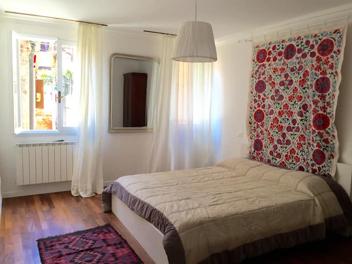 主卧配备标准双人床和带淋浴间的套房浴室