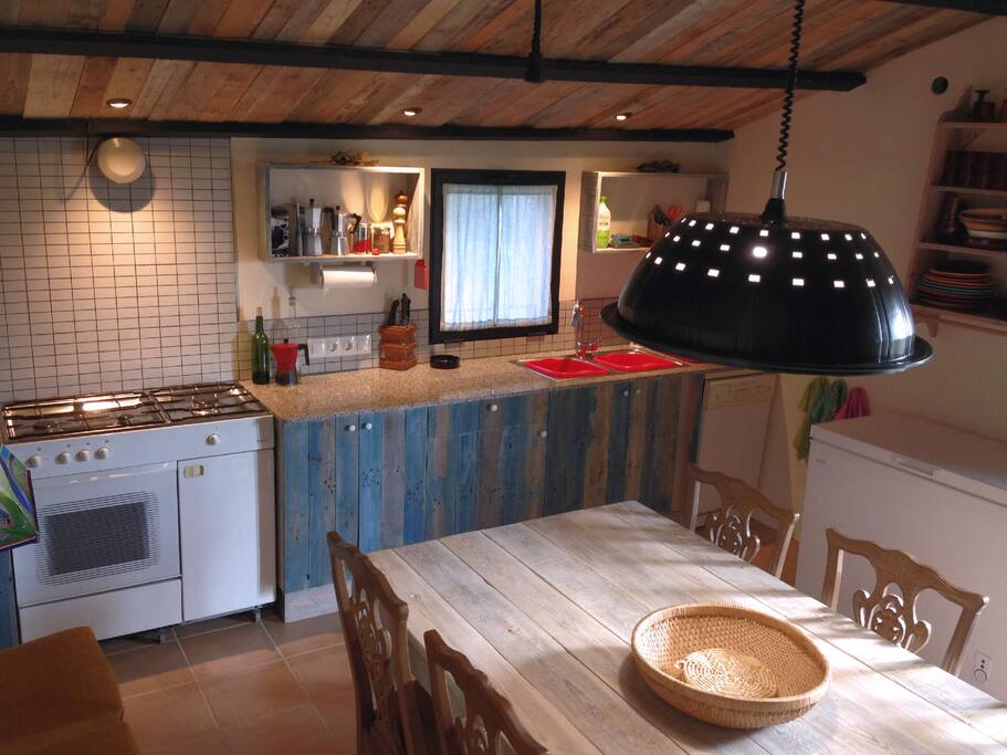 Cocina-comedor desde la escalera