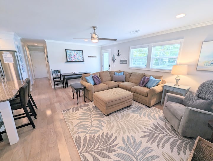 Purple Parrot - Walk To Beach- 1 Level- Ev Charger - Oak Island, NC