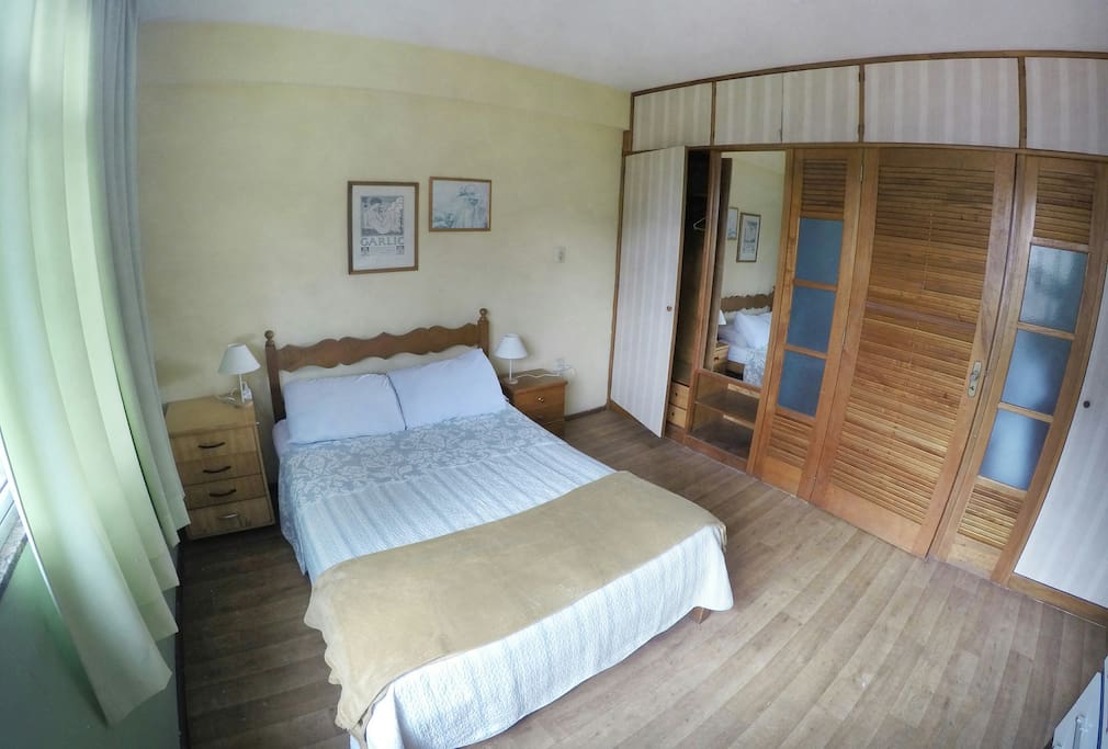 QUARTO: Cama de casal, armários, cortina com blackout, , roupa de cama completa, travesseiros, coberta, abajur, aquecedor elétrico e ventilador