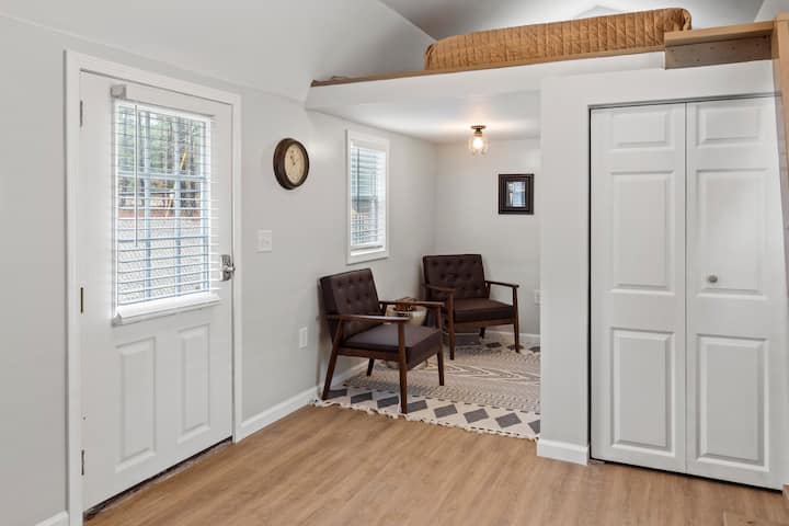 פינת ישיבה עם טלוויזיה