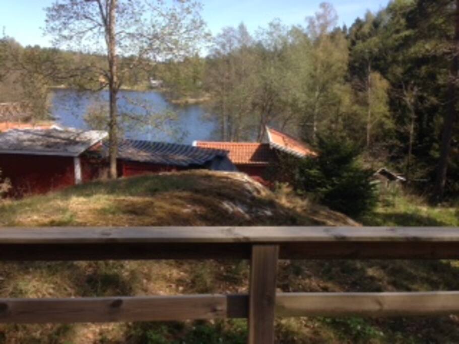 Utsikt från altanen.Man ser en fågelsjö.