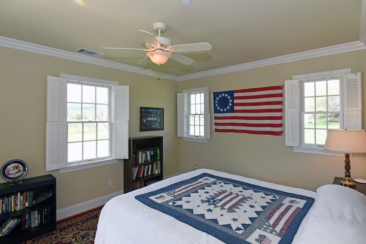 乔治华盛顿套房（ George Washington Suite ） -面向葡萄园和日落的一楼。  加州加州加大双人床。平板电视。  免费入口。带轮椅无障碍淋浴的独立卫生间。