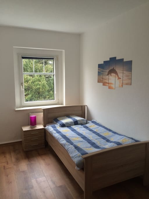Einzelner im Zimmer mit einem Doppelbett
