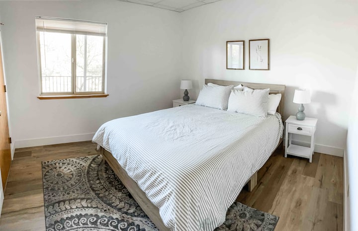 ห้องนอนชั้นล่าง (เตียงควีนไซส์)