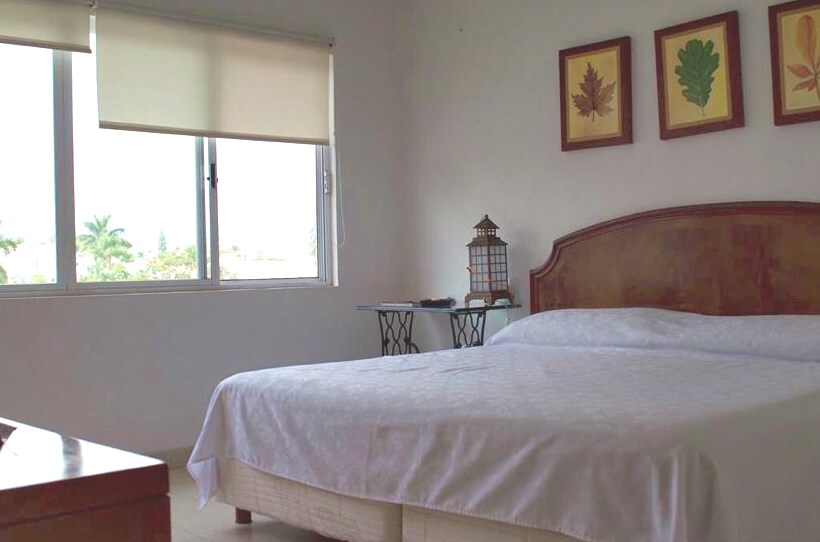 Главна спална соба 1 брачен кревет (широк 180-220 см) и брачен кревет (широк 180-2