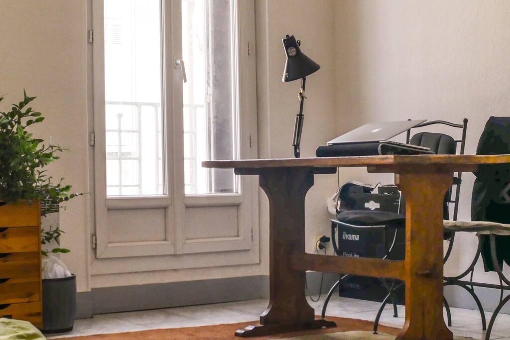 Bureau, tapis, dans la chambre !