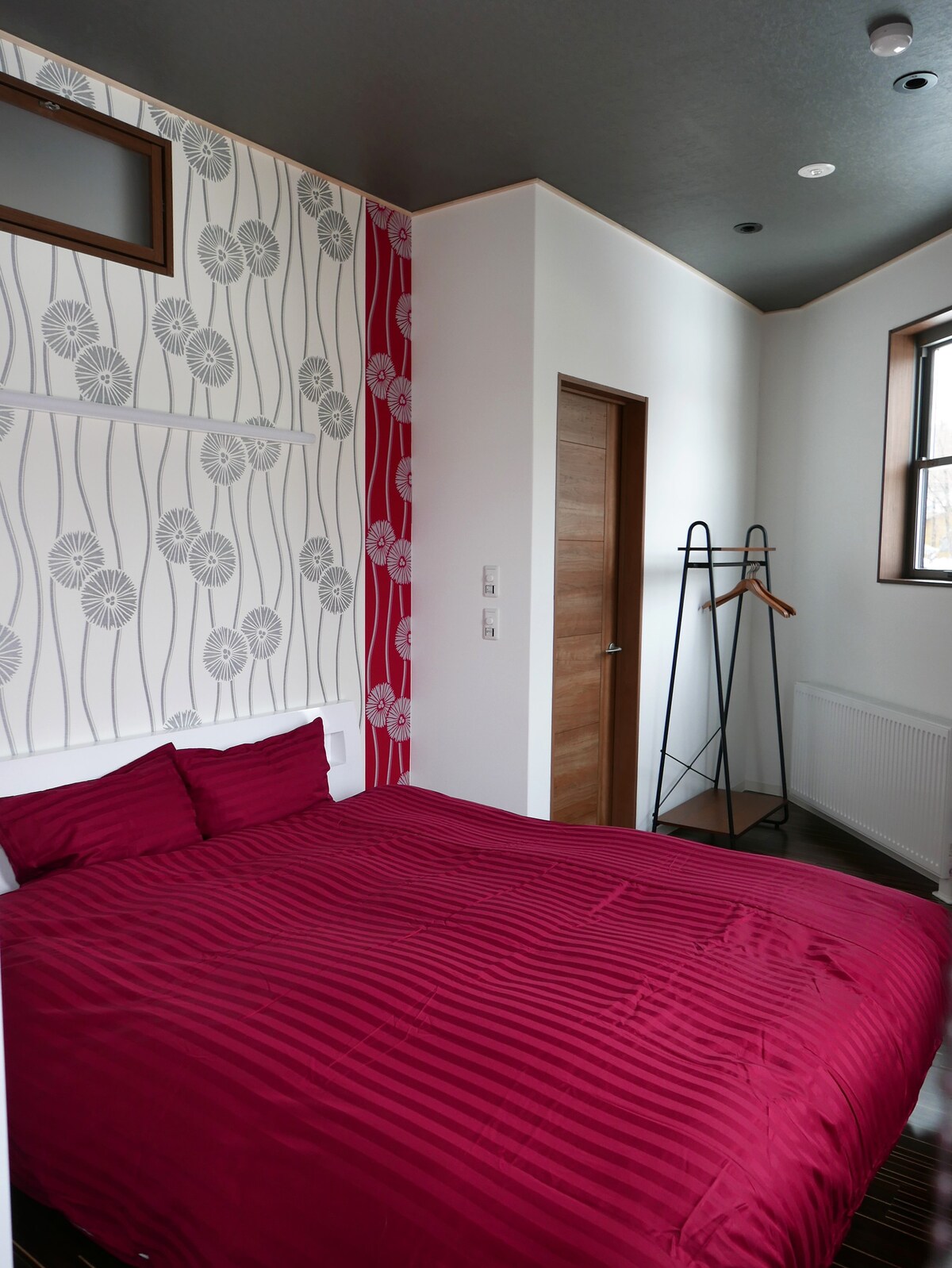 Slaapkamer 1 : heerlijk queensize bed met superspringmatras. 