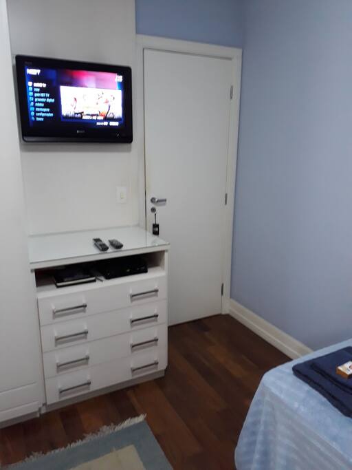 Quarto privativo com TV a cabo, wifi, cômoda e armário.