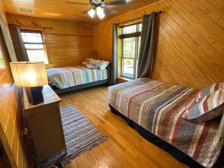 Ზემოთ საძინებელი, 2 სრული საწოლი. 