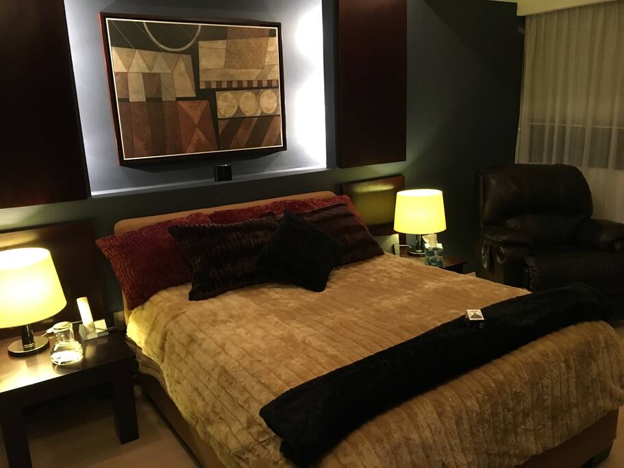 Recámara. Cama queen size. La iluminación de todo el departamento es automatizada y vía control remoto marca CRESTON.