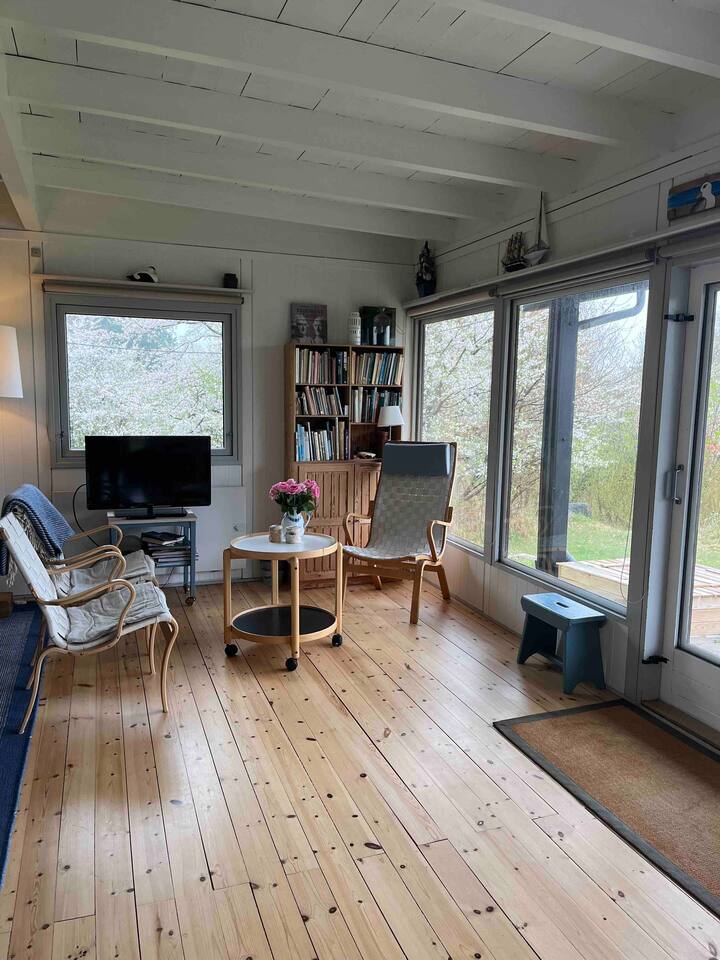 Obývacia izba s TV, kde môžete vidieť kanály DR