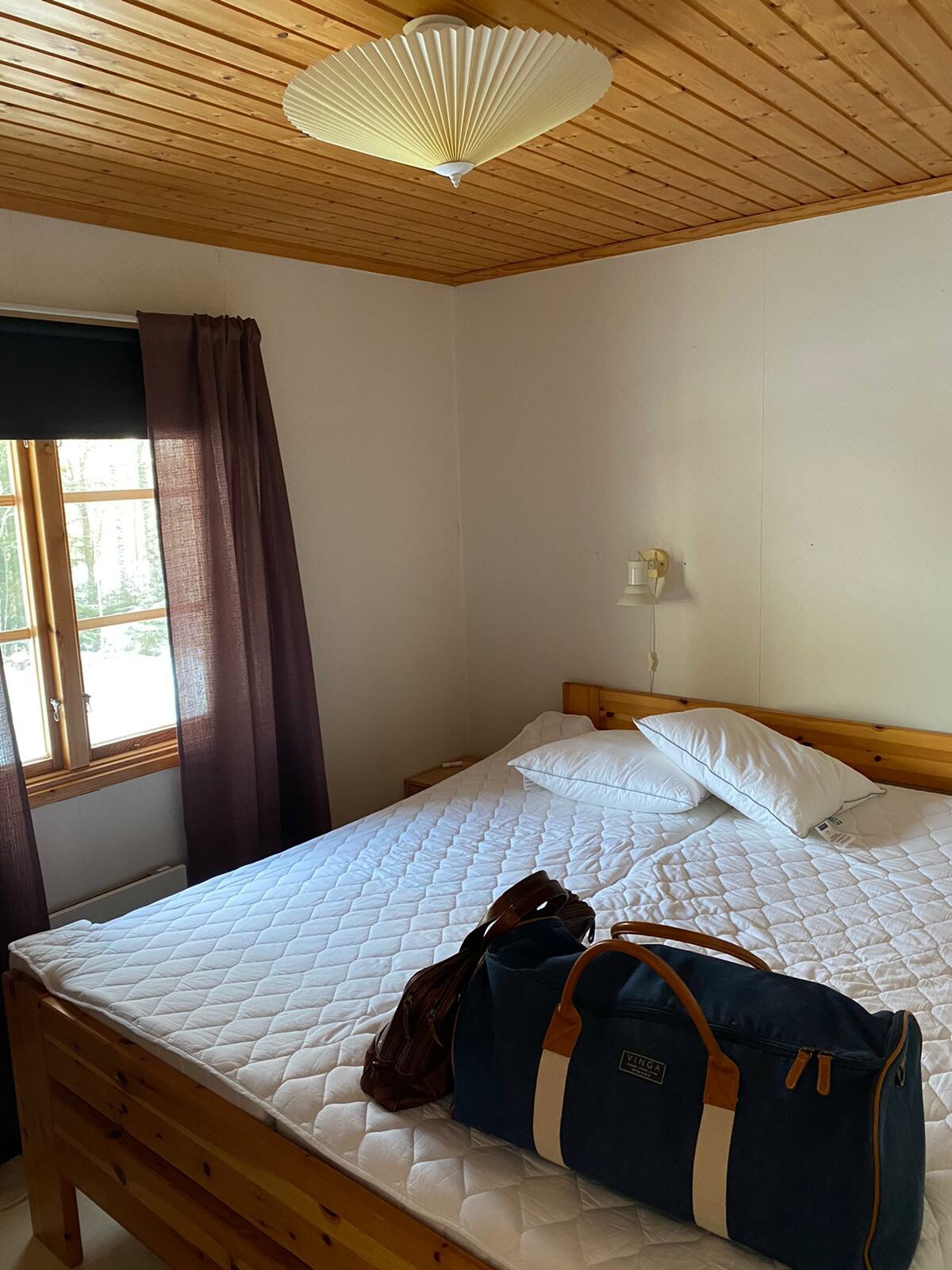 Საძინებელი ორადგილიანი საწოლით და გარდერობით პირველ სართულზე. Დასაკეცი სამოგზაურო საწოლი და ლეიბი ინახება გარდერობში