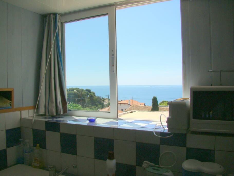 Vue sur la mer depuis la cuisine