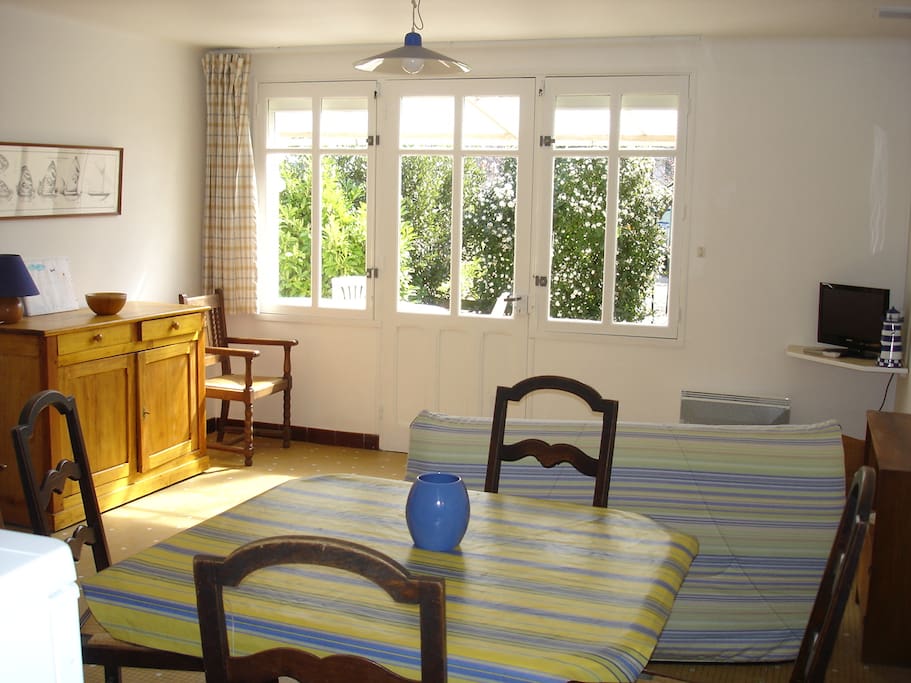 Salle lumineuse donnant sur la terrasse