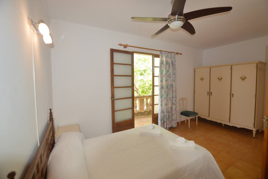 Bedroom 1: with 1 king size bed and 1 individual bed. Upstairs