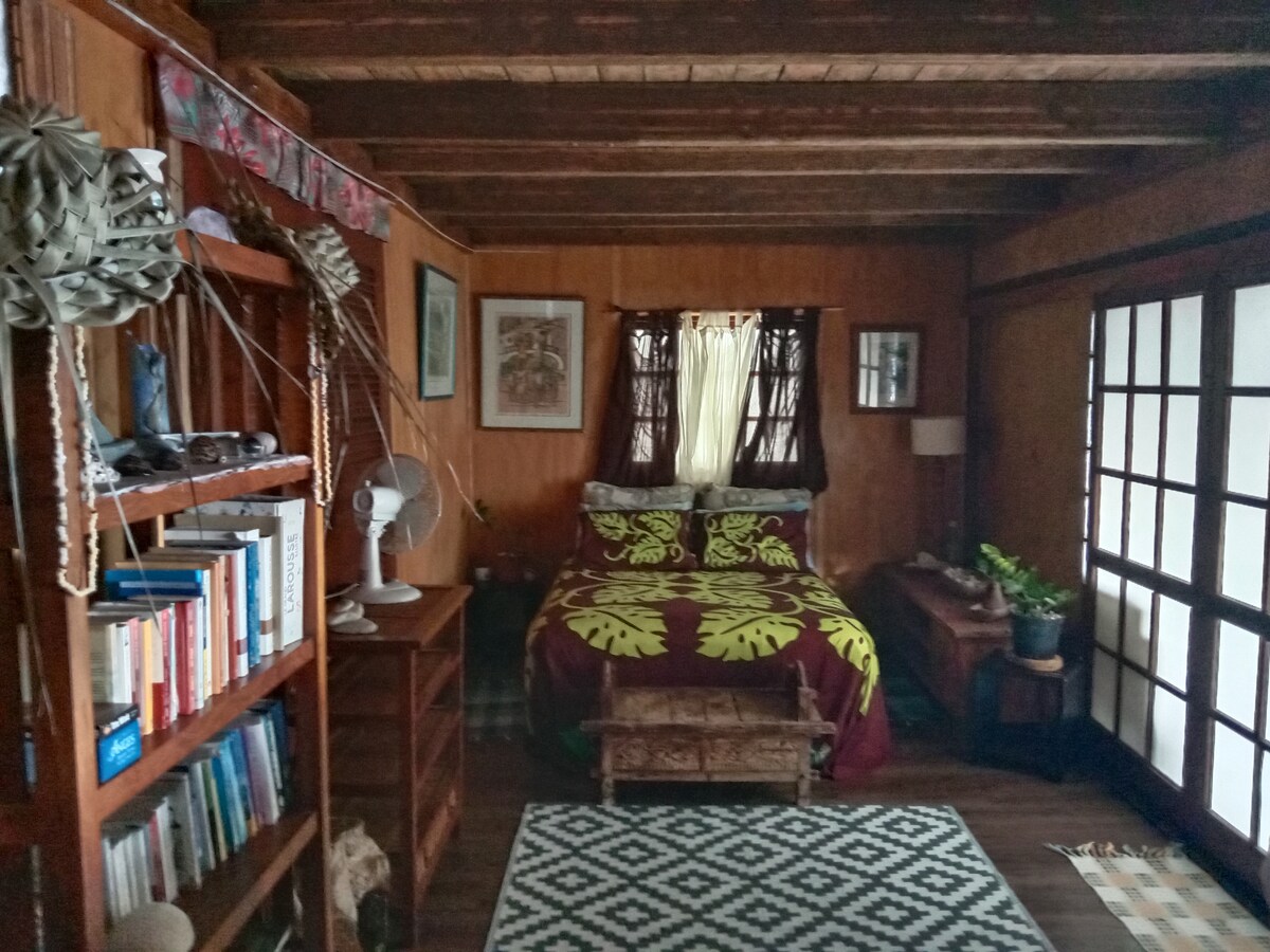 1 брачен кревет во дневната соба на приземје 