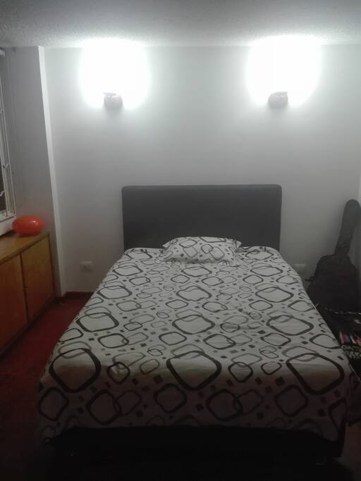 Habitación privada con cama doble. Private room with a large bed
