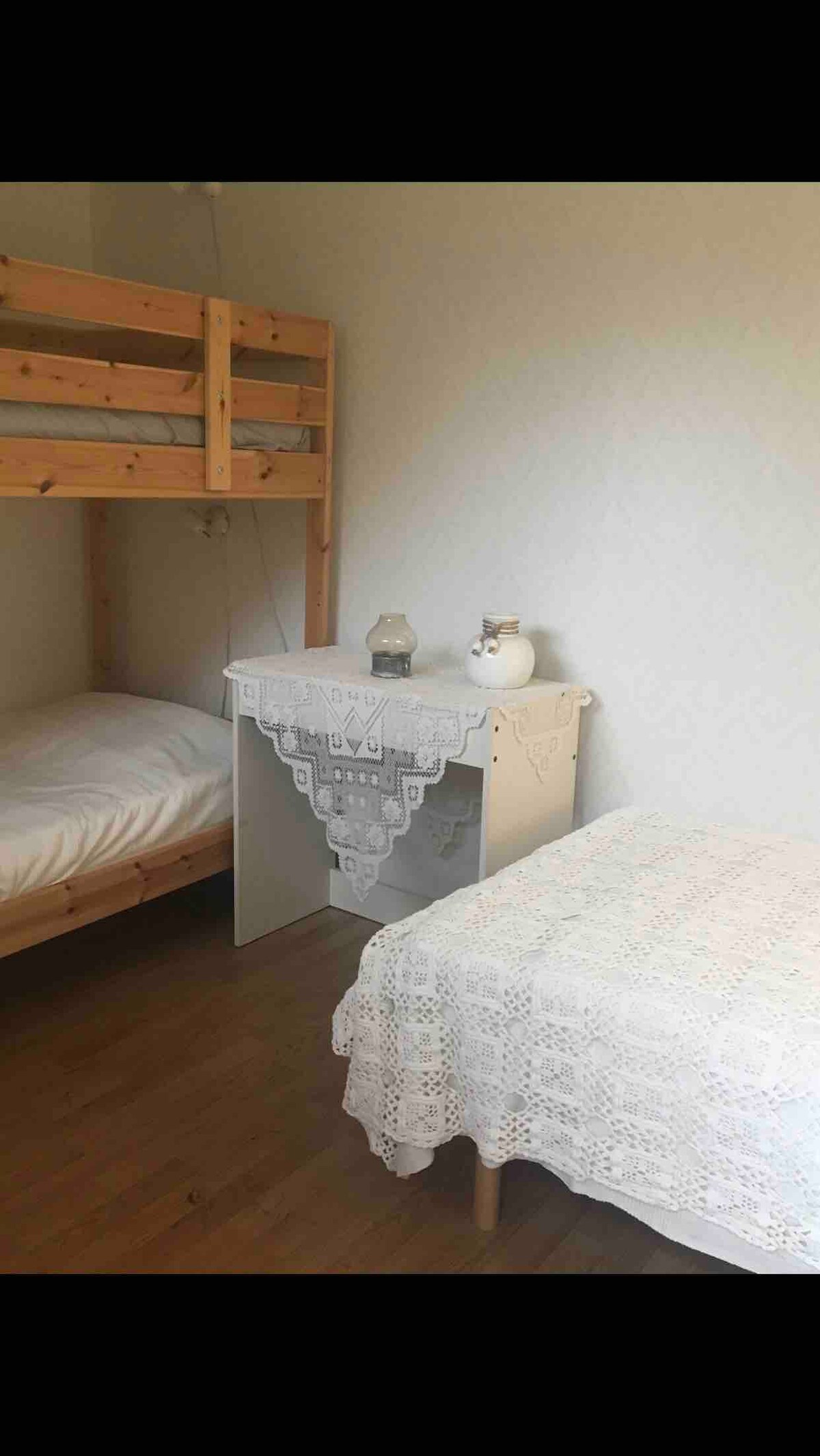 La casa de huéspedes está en la casa. Tres camas. Una cama individual y una doble. ( Dingle más Dingle. La casa tiene su propio porche. 