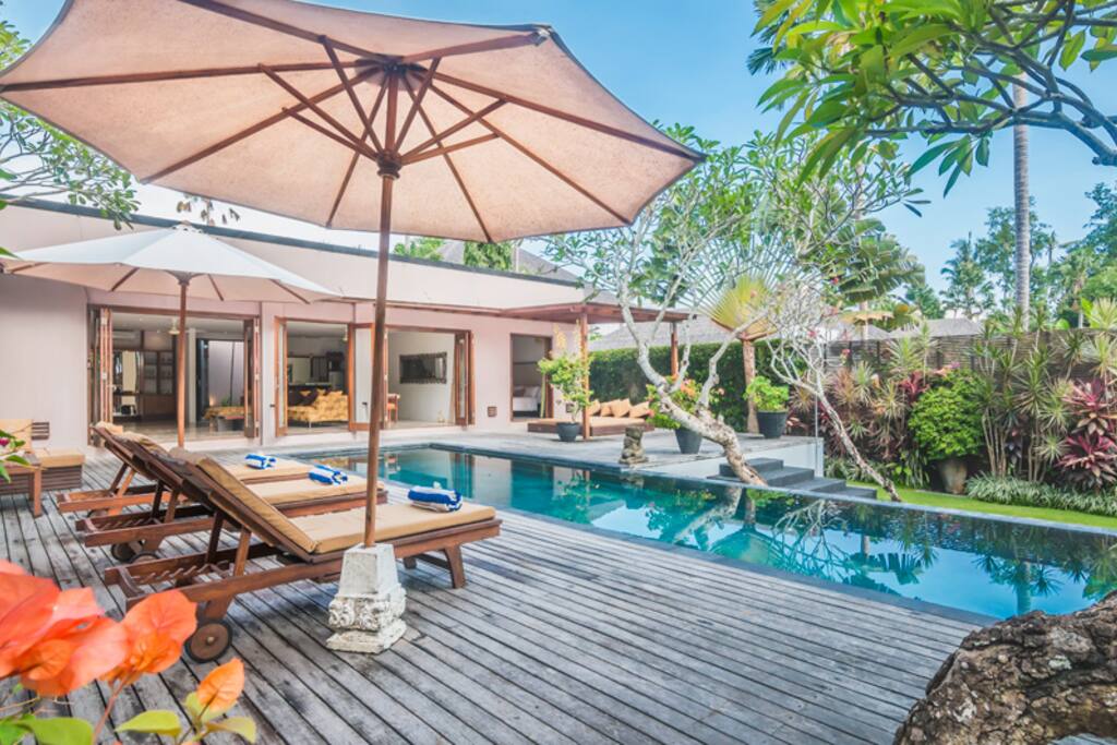 Pool deck & sun bed