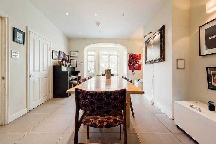 4 bed home in Islington London on historic square gallery image 4