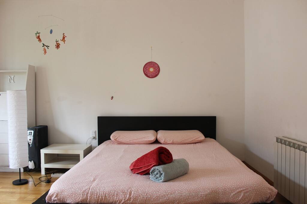 Habitación con cama doble