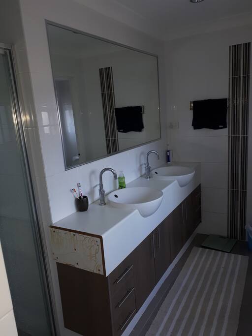 Ensuite w/double basin