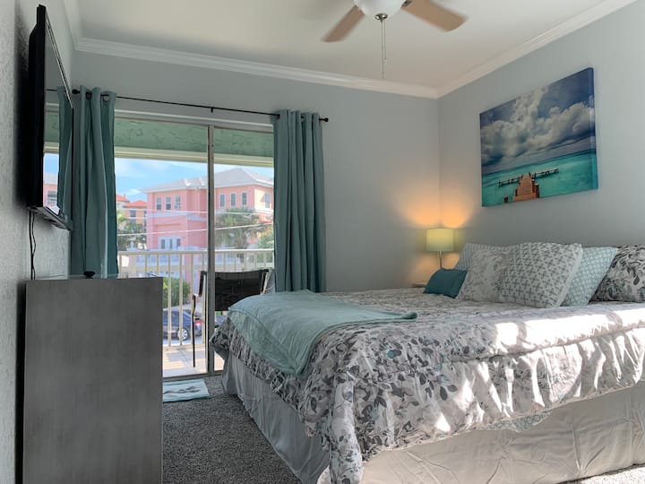 Kingsize-Bett mit Flachbildfernseher und Deckenventilator. 