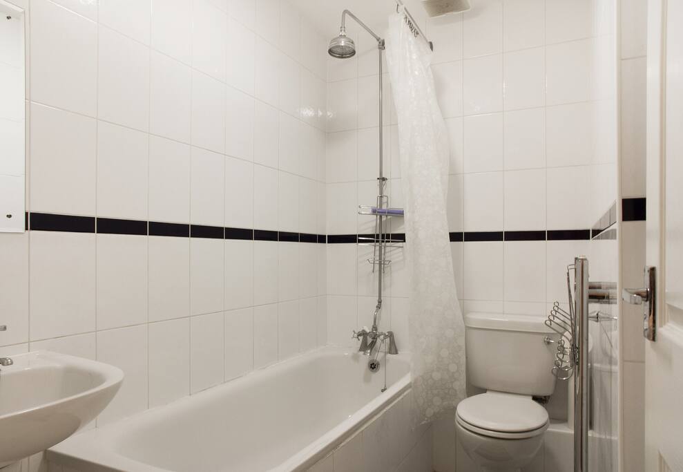 Guest bathroom -spotlessly clean and fresh