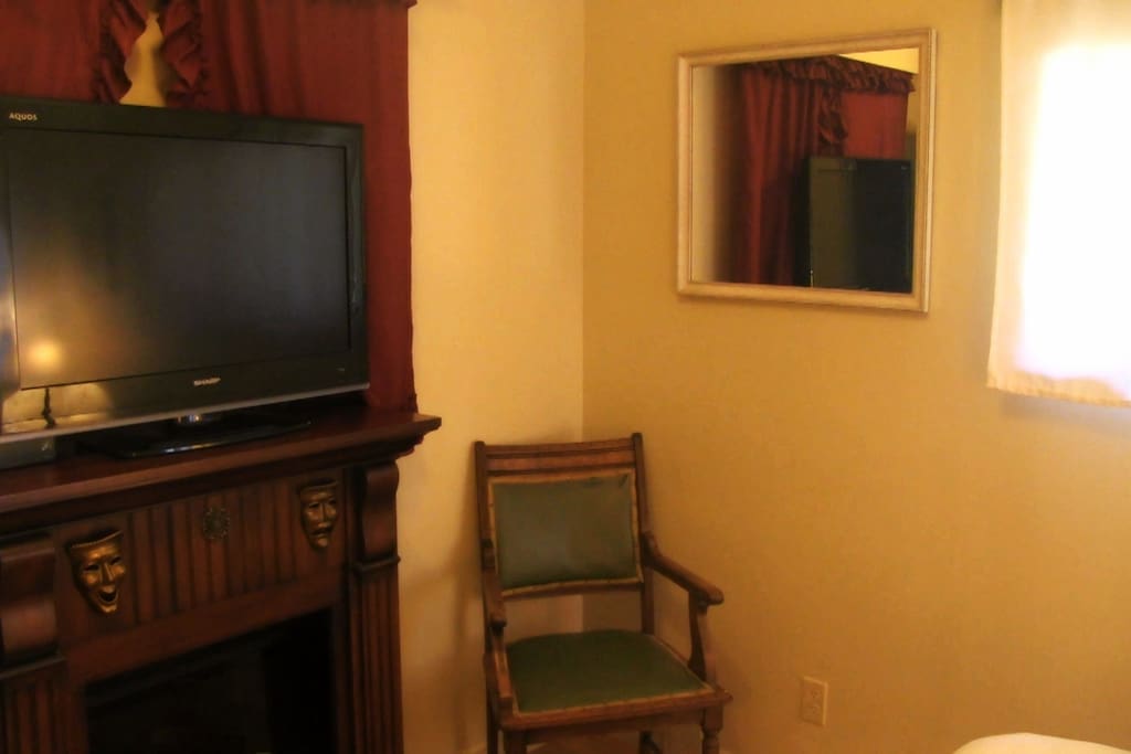 Guest room has TV with HDMI so you can watch netflix or surf the net in the privacy of your own room.