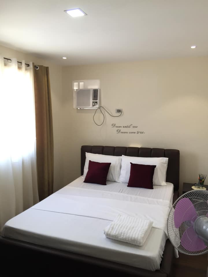 Климатизирана стая с двойно легло, шкаф и скрин.