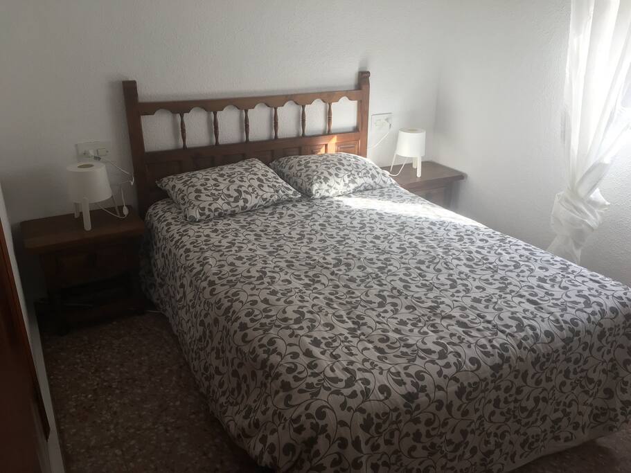 Double bedroom with wardrobe and chest drawer.
Habitación de matrimonio con armario y cómoda.