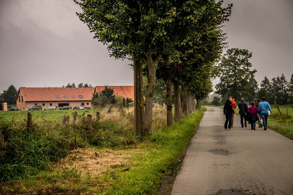 In de verte zie je de vakantiehoeve.