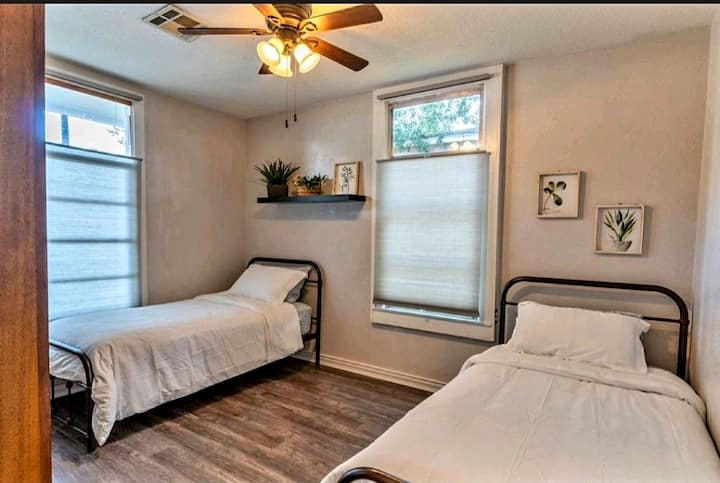 בחדר השינה השלישי של הבונגלו יש שתי מיטות נפרדות נוחות, ארון עתיק, מנורה ושידת לילה (לא בתמונה). 