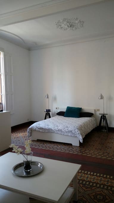 Gran y cómoda habitación.
Big and confortable bedroom.