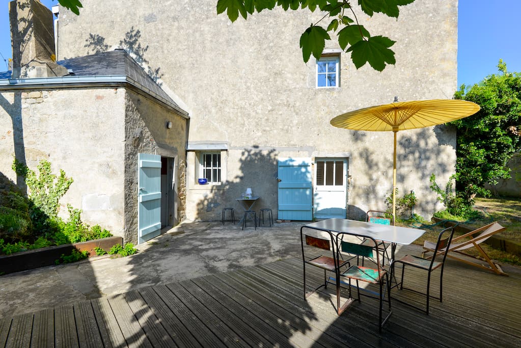 la cour avec terrasse/jardin