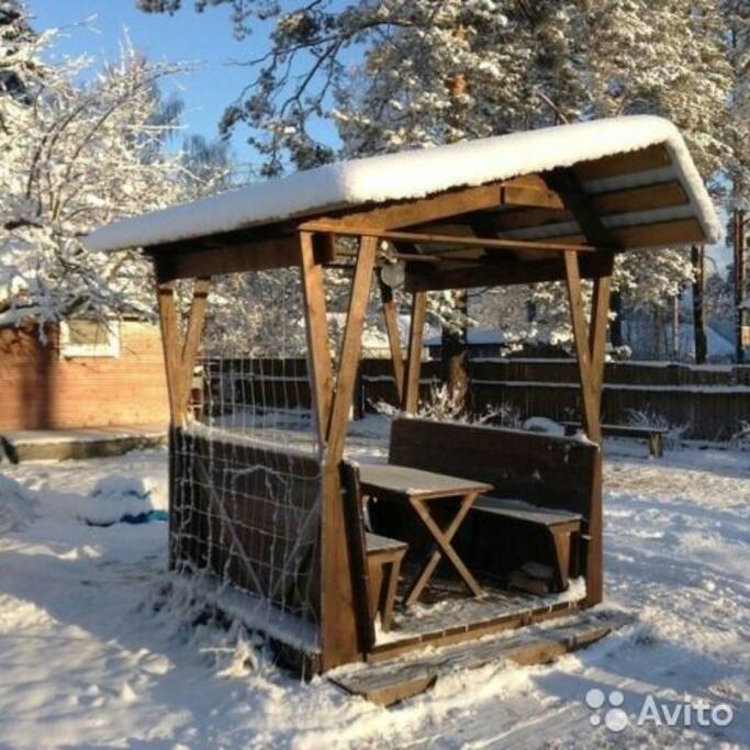 Беседка, которая в темное время суток освещается. Рядом место для мангала.