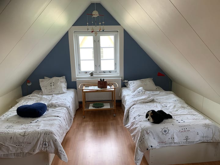 Spavaća soba okrenuta prema jugu. Kreveti u spavaćoj sobi 1 mogu se razdvajati ili zajedno (pogledajte fotografiju).