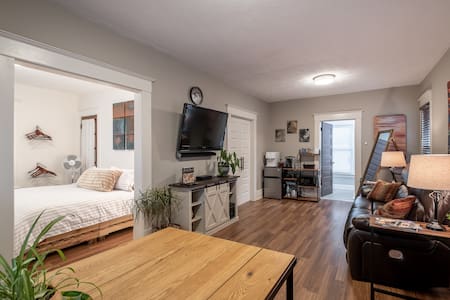 Downtown Artist Guest Studio (CITY CERTIFIED)